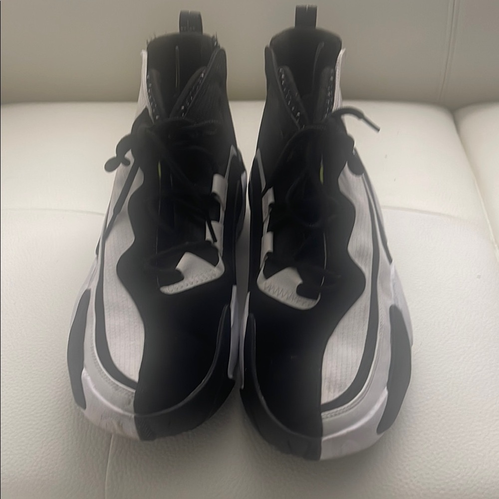 Nike Black and White - Picture 3 of 10
